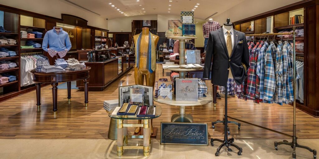 Interior de una tienda Brooks Brothers (Foto: Reproducción, InforMoney)