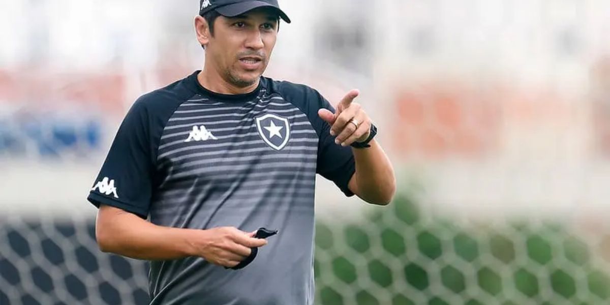 Lúcio Flávio quando era treinador do Botafogo na temporada do ano passado 2023, antes de ser demitido  - Foto | Reprodução: Internet