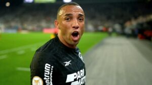 Marçal acabou sendo suspenso por dois jogos pelo STJD pela expulsão contra o Corinthians e desfalca Botafogo diante do América-MG - Foto Internet