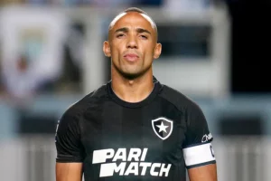 Marçal acabou sendo suspenso por dois jogos pelo STJD pela expulsão contra o Corinthians e desfalca Botafogo diante do América-MG - Foto Internet