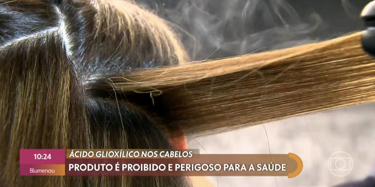 Pessoa alisando o cabelo (Foto: Reprodução / Encontro da Globo) 