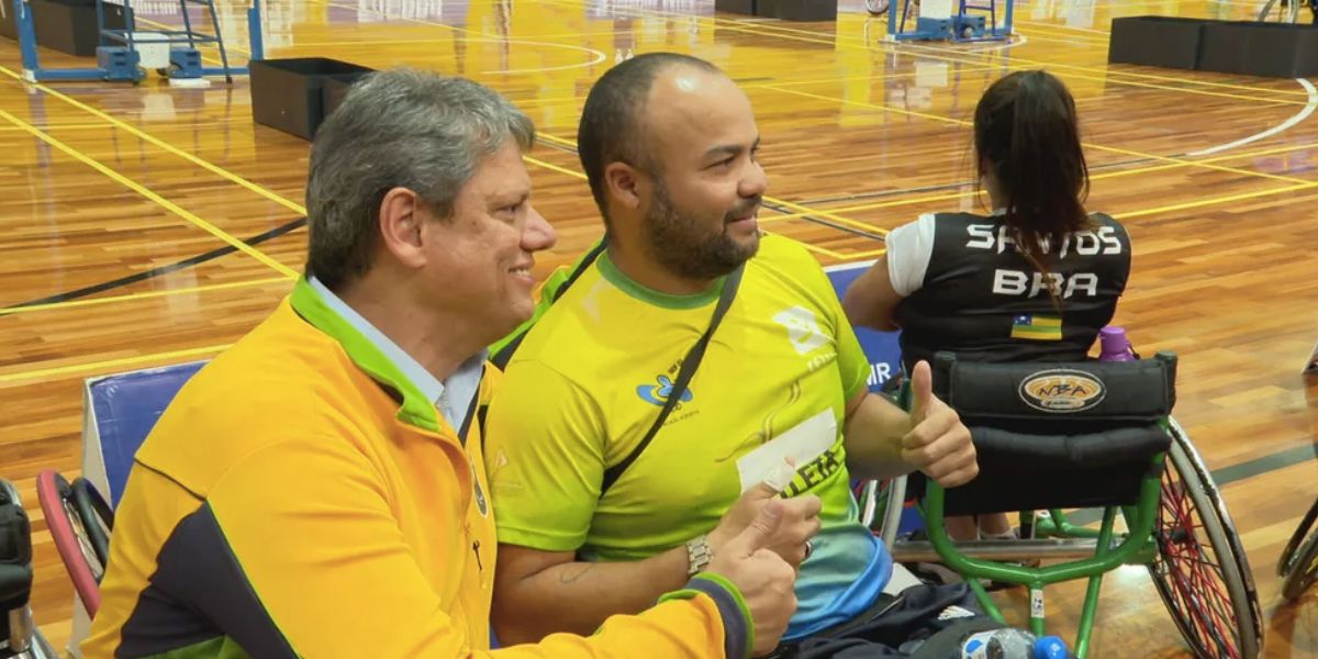 Tarcísio de Freitas durante visita ao Centro de Treinamento Paralímpico Brasileiro, na Zona Sul de SP (Foto: Reprodução / Globo)