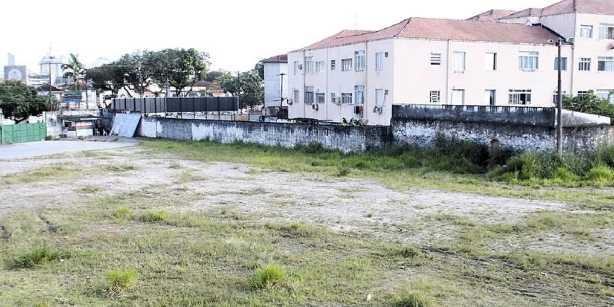 Terreno onde será construído novo shopping em Jabaquara, em Santos (Foto: Silvio Luiz/AT)
