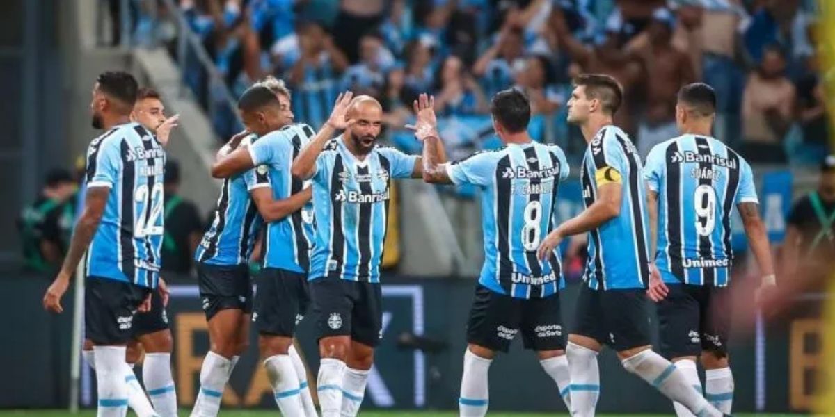 Time do Grêmio em campo - (Foto: Reprodução / Internet)