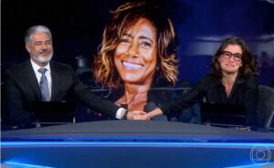A apresentadora Renata Vasconcellos se emocionou com a morte de Gloria Maria no Jornal Nacional (Foto: Reprodução / Globo)