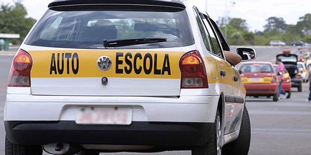 Carro da autoescola (Foto: Reprodução / Internet)