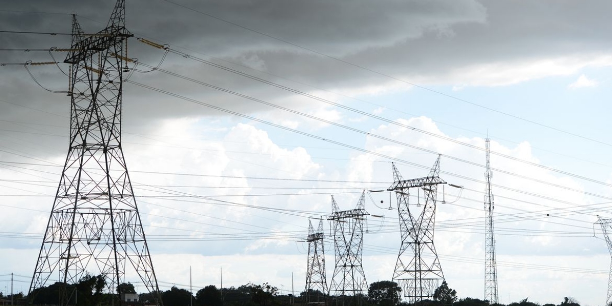 Linha de transmissão leva energia aos brasileiros (Foto: Fábio Rodrigues Pozzebom/Agência Brasil)