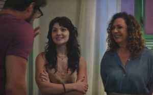 Hélio (Rafael Vitti), Petra (Debora Ozório) e Agatha (Eliane Giardini) na novela Terra e Paixão (Foto: Reprodução / Globo)