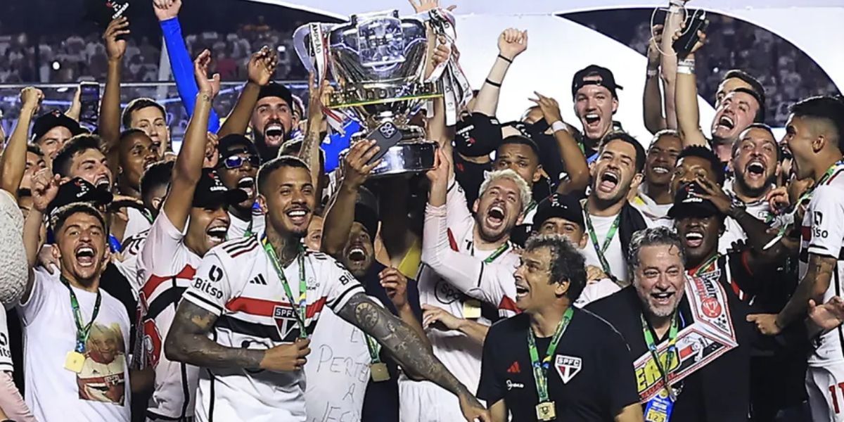 São Paulo levantando a taça da Copa do Brasil - (Foto: Internet)