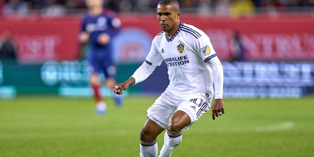 Douglas Costa rescinde com LA Galaxy e tem futuro indefinido - (Foto: Internet)