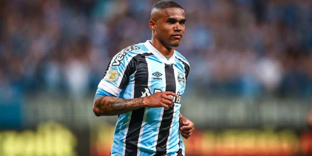 Douglas Costa quando atuava pelo Grêmio - (Foto: Internet)