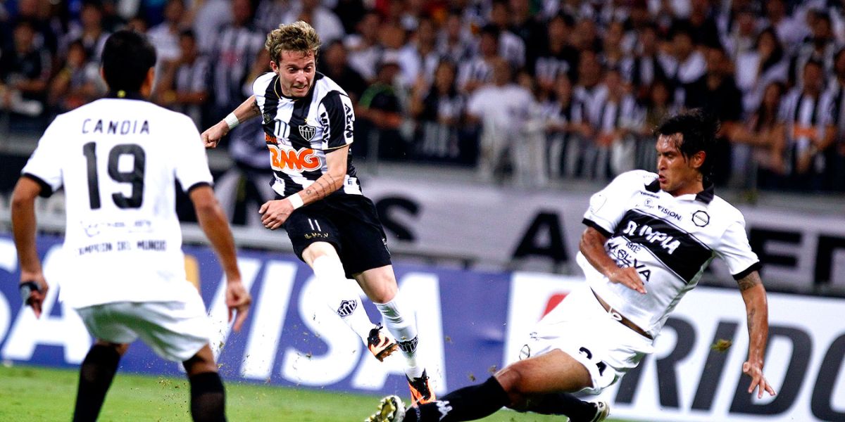 Bernard quando jogava no Galo - (Foto: Internet) 