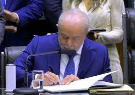Lula sancionou uma nova lei pro salário mínimo em agosto de 2023 (Foto Reprodução/Internet)