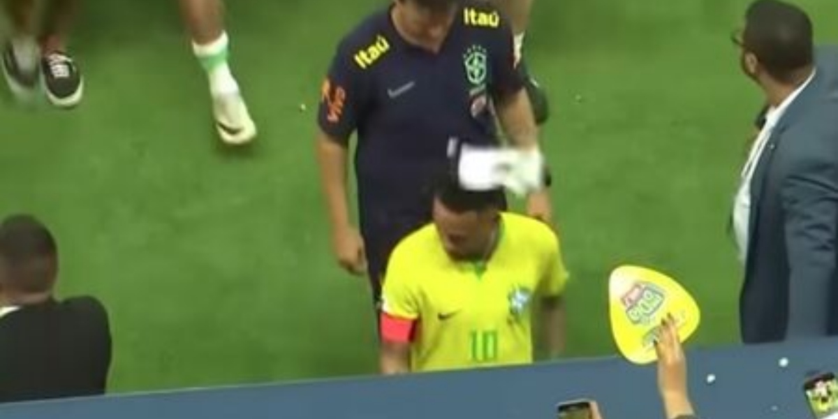 Neymar levou pipoca após empate com a Venezuela (Foto: Reprodução/Twitter)