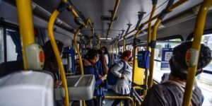 Pessoas no Ônibus (Reprodução/Internet)