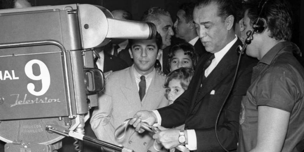 Juscelino Kubitschek na inauguração da TV Continental (Foto: Reprodução/Museu da TV)