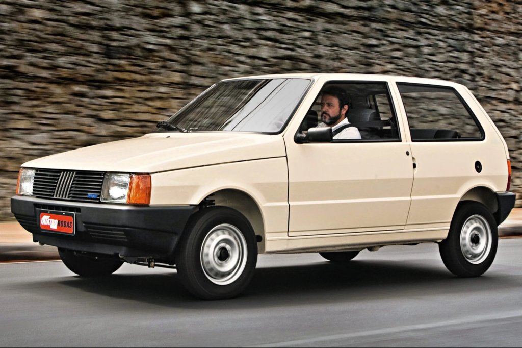 Fiat Uno se popularizou rapidamente nos anos 90 e permaneceu no coração dos brasileiros durante anos (Foto Reprodução/Quatro Rodas)