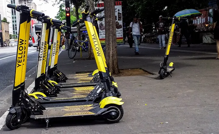 A Yellow foi pioneira no sistema de compartilhamento de transporte alternativo como bicicletas e patinetes elétricos (Foto Reprodução/Internet)