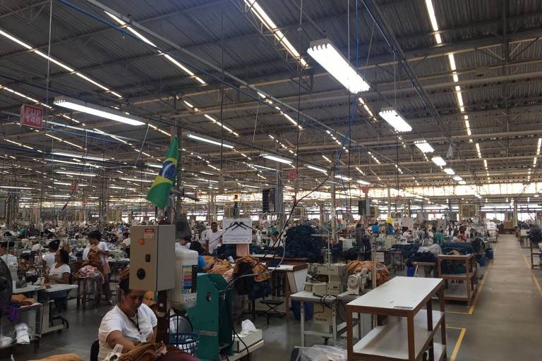 Riachuelo, ao fechar a fábrica de Fortaleza, desligou cerca de 2 mil funcionários (Foto Reprodução/Painel S.A./Folha)