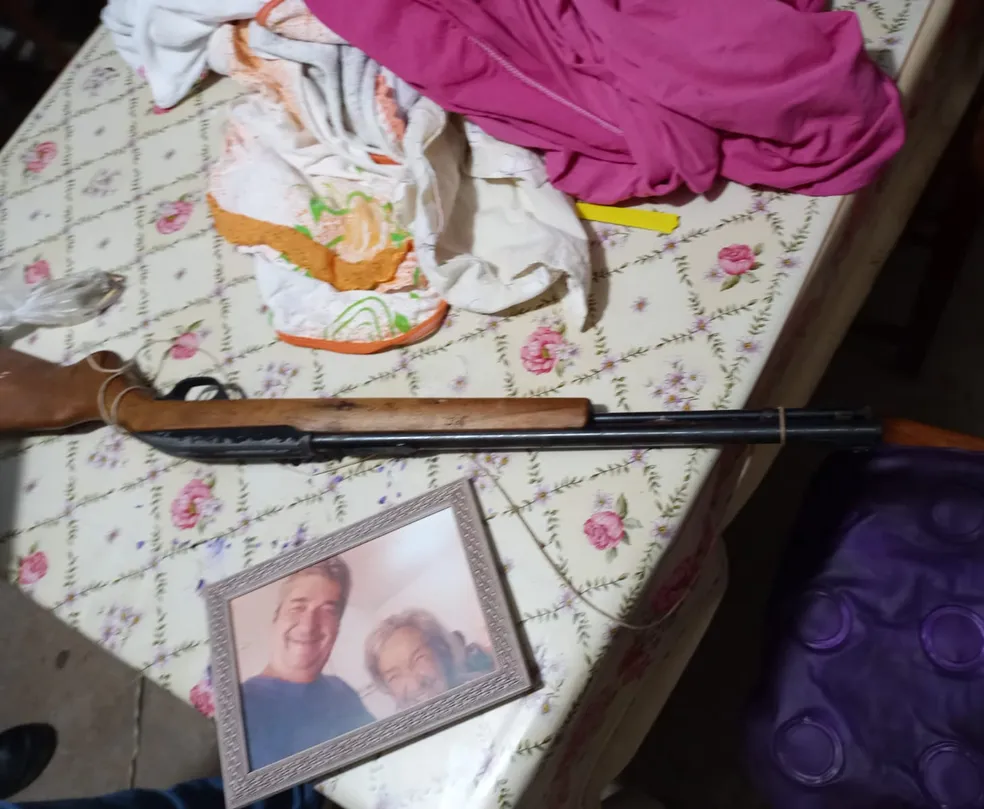 Arma achada na casa do casal- Foto Reprodução G1 e Polícia Civil