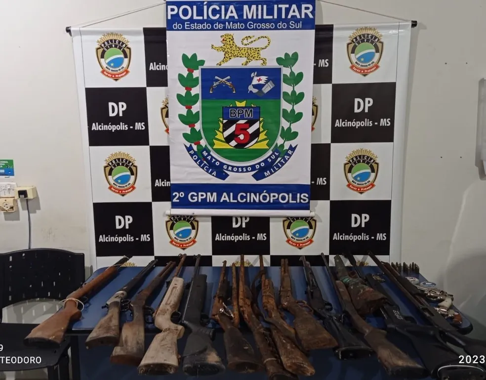 Arsenal achado na casa do casal- Foto Reprodução G1 e Polícia Civil