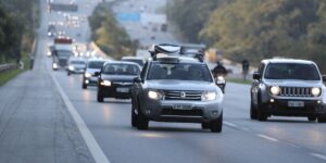 Carros em estrada (Foto: Reprodução / Alex Silva/Estadão)