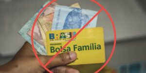 Cartão do Bolsa Família e notas de dinheiro (Foto: Reprodução / Internet / Montagem)