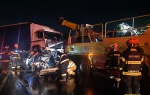 Casal e criança morrem após carro ser prensado entre carretas em acidente na Dutra - Foto G1