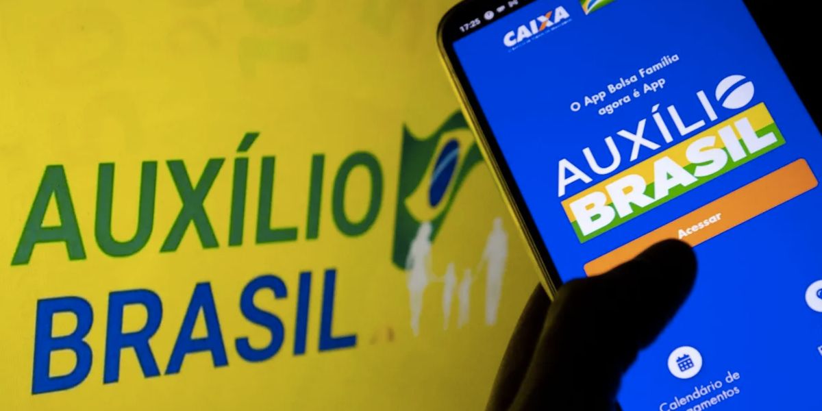 Celular com aplicativo do Auxílio Brasil (Foto: Reprodução / Kevin David)