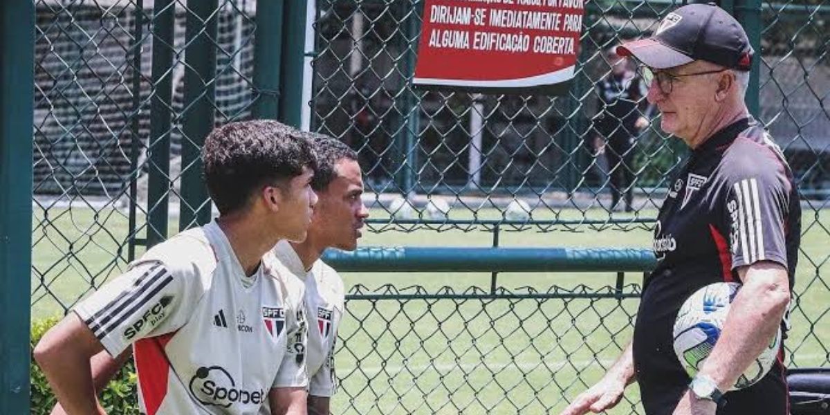 Dorival e jogadores da base do São Paulo (Foto Reprodução Internet).