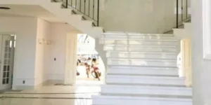 Escadaria que dá acesso ao segundo andar da mansão - Instagram