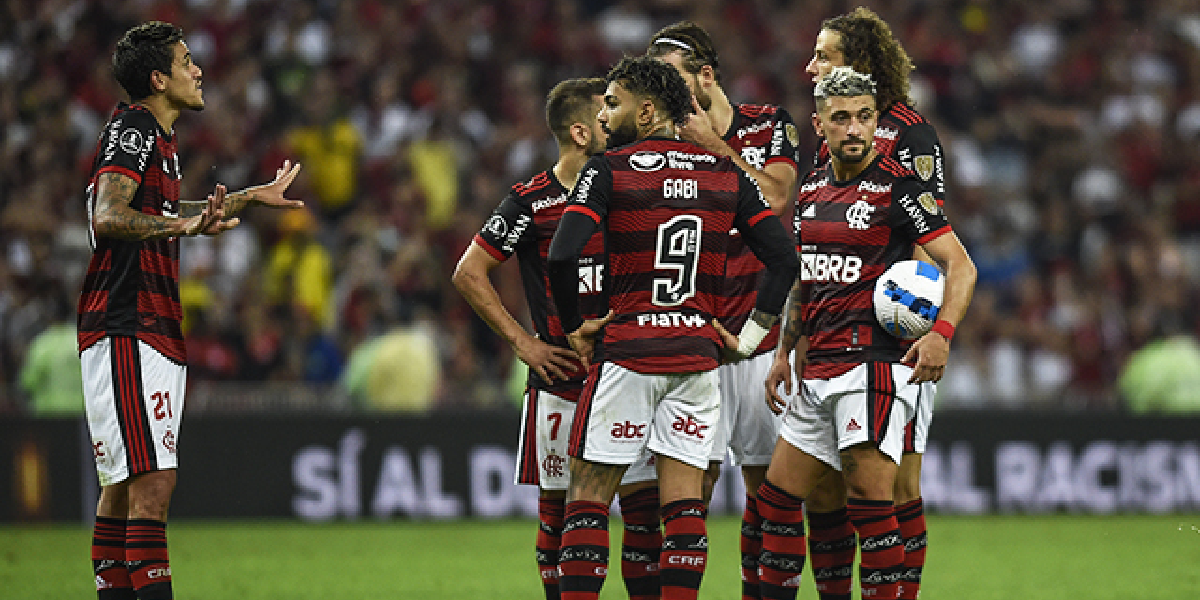 Elenco do Flamengo reunido em campo (Foto: Reprodução/ Internet)