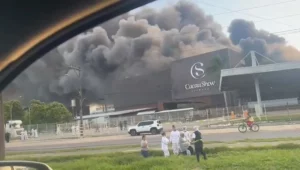 Incêndio atinge fábrica da Cacau Show em Linhares, no Norte do ES - Foto G1