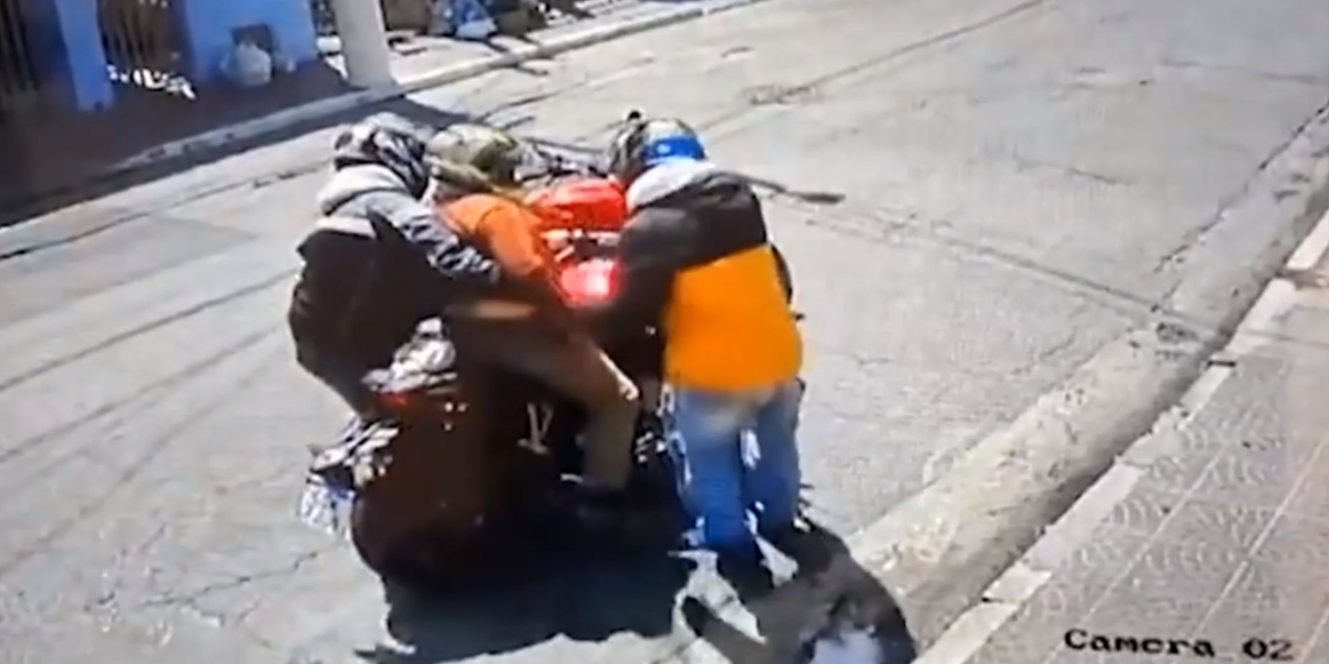 Jovens assaltam idoso em São Paulo (Foto: Reprodução, Youtube)