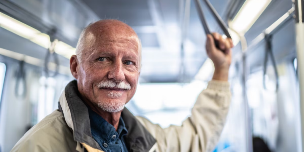 Lei garante gratuidade em ônibus e metrô para pessoas com 60 anos (Foto: Reprodução, Mobilidade Estadão)