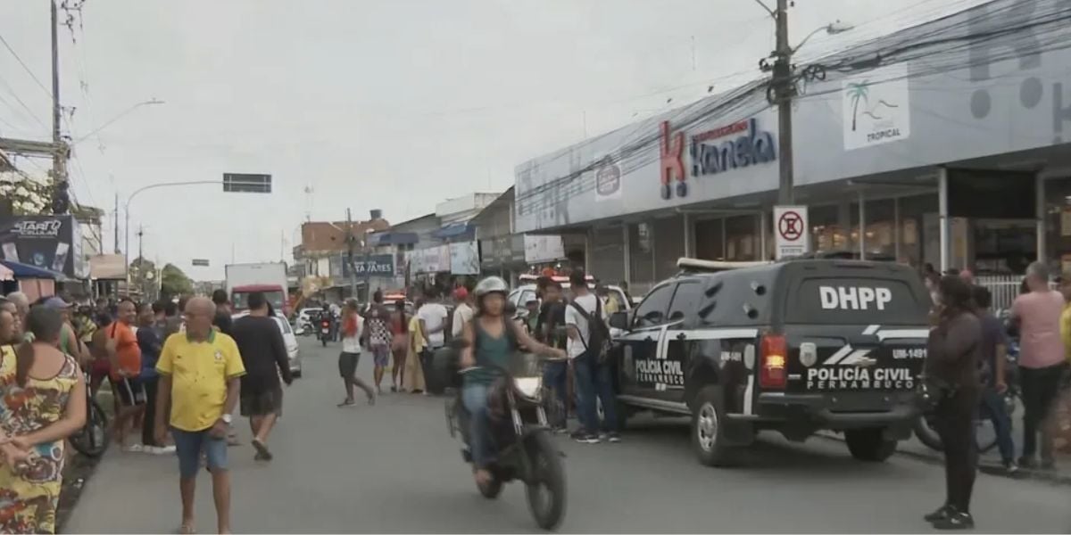 Movimentação em local onde dois homens foram mortos (Foto: Reprodução / Globo)