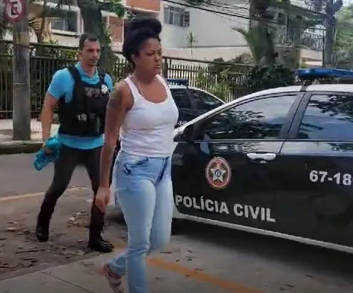 Maria Fernanda da Silva Xavier dos Santos sendo levada pela polícia (Reprodução/Internet)