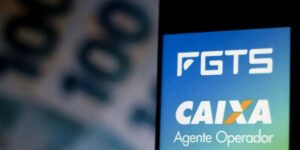 Notas de cem reais e aplicativo FGTS e Caixa (Foto: Reprodução / Internet)