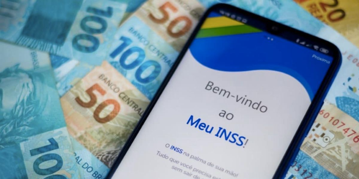 Notas de dinheiro e aplicativo INSS (Foto: Reprodução / Internet) 