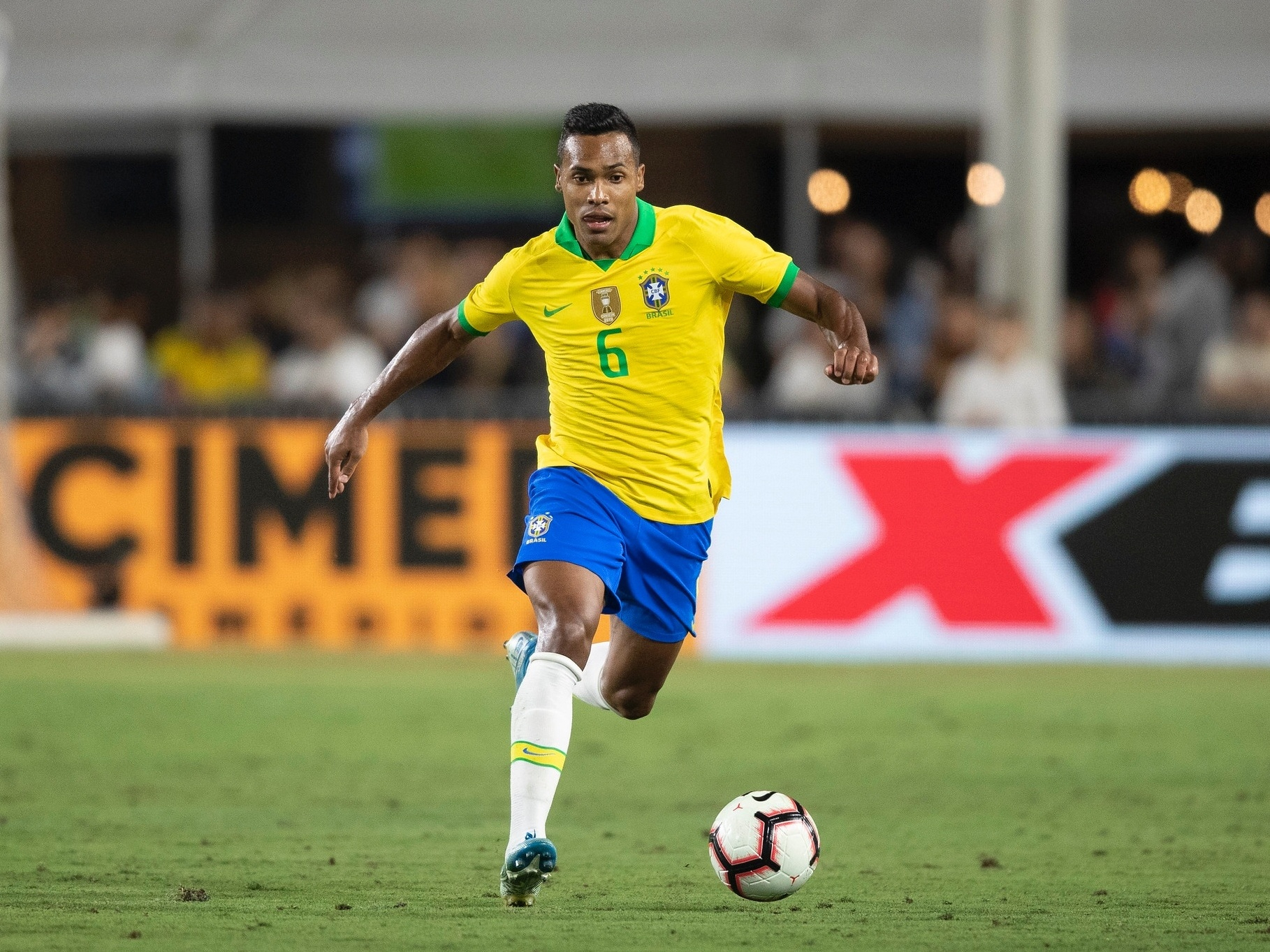 O lateral-esquerdo Alex Sandro, da Juventus jogando na seleção brasileira - Foto Reprodução Internet