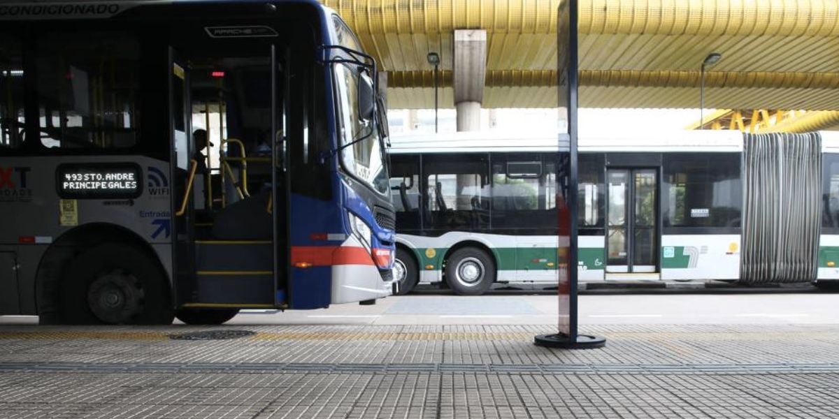 Ônibus terminal Sacomã, em São Paulo (Foto: Reprodução / Rubens Cavallari)