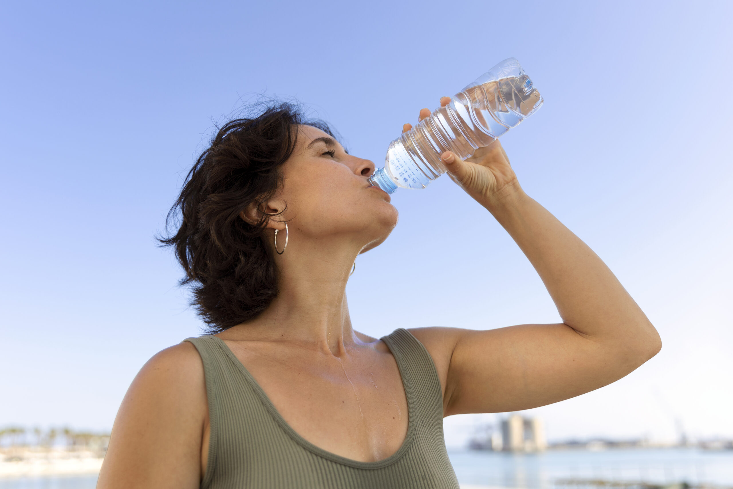 Pessoa bebendo água (Foto: Reprodução/ Internet)