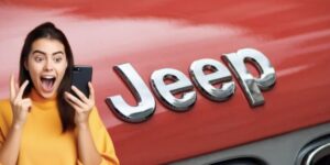 Pessoa olhando celular e logo da Jeep (Fotos: Reproduções / Internet / Freepik)