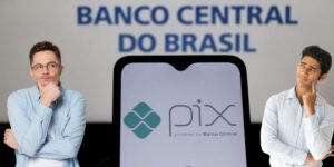 Pessoas desconfiadas e celular com Pix na frente de tela com site do Banco central - Foto Reprodução Internet