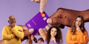 Pessoas em duvida e cartão do Nubank - Foto Reprodução Internet