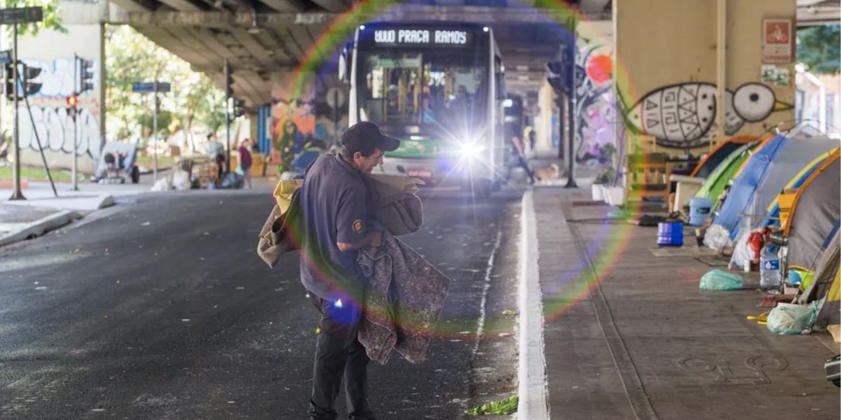 Pessoas em situação de rua dormem em barracas e colchões embaixo do Viaduto João Goular(Foto: Reprodução / Tiago Queiroz)