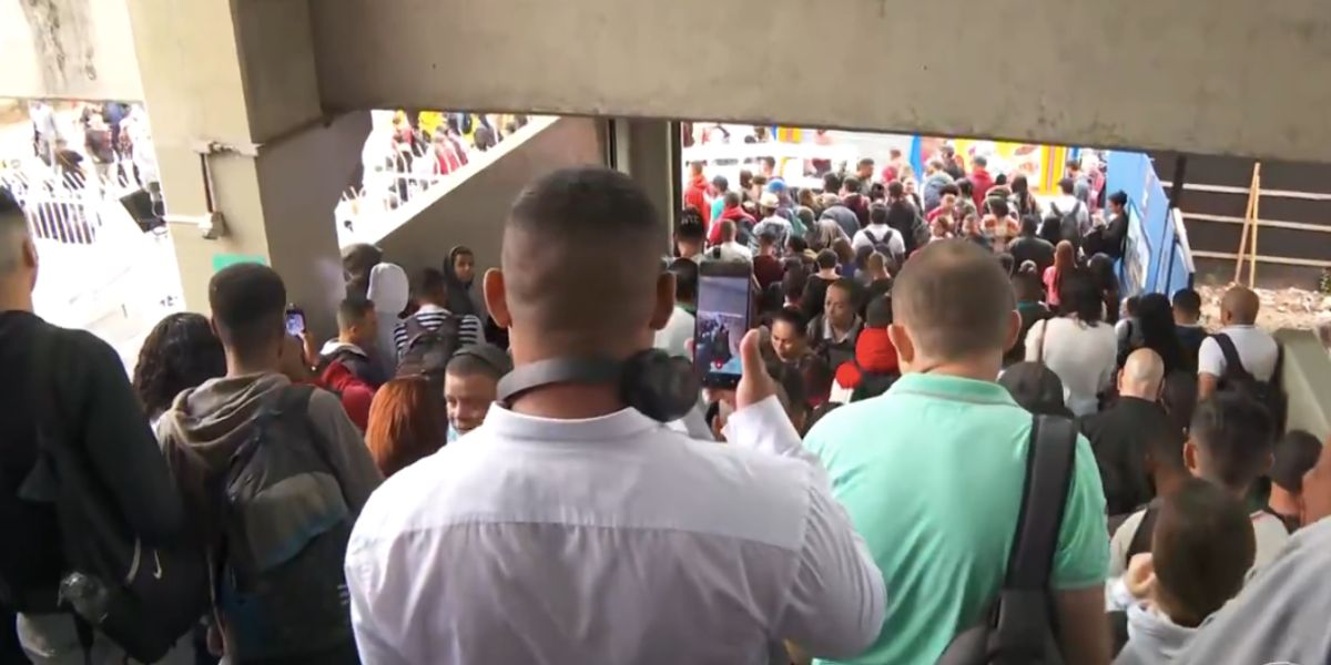 Pessoas na linha da CPTM (Foto: Reprodução / Bom Dia Brasil da Globo)