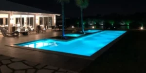 Piscina da mansão do embaixador durante a noite - Foto Instagram