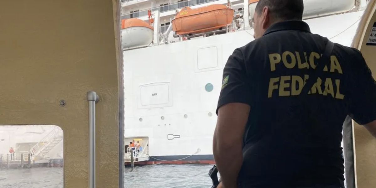 Polícia Federal em navio (Foto: Reprodução / O Globo)