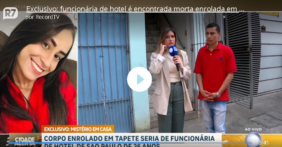 Repórter entrevistando irmão da vítima encontrada morta no local - Foto Reprodução Record